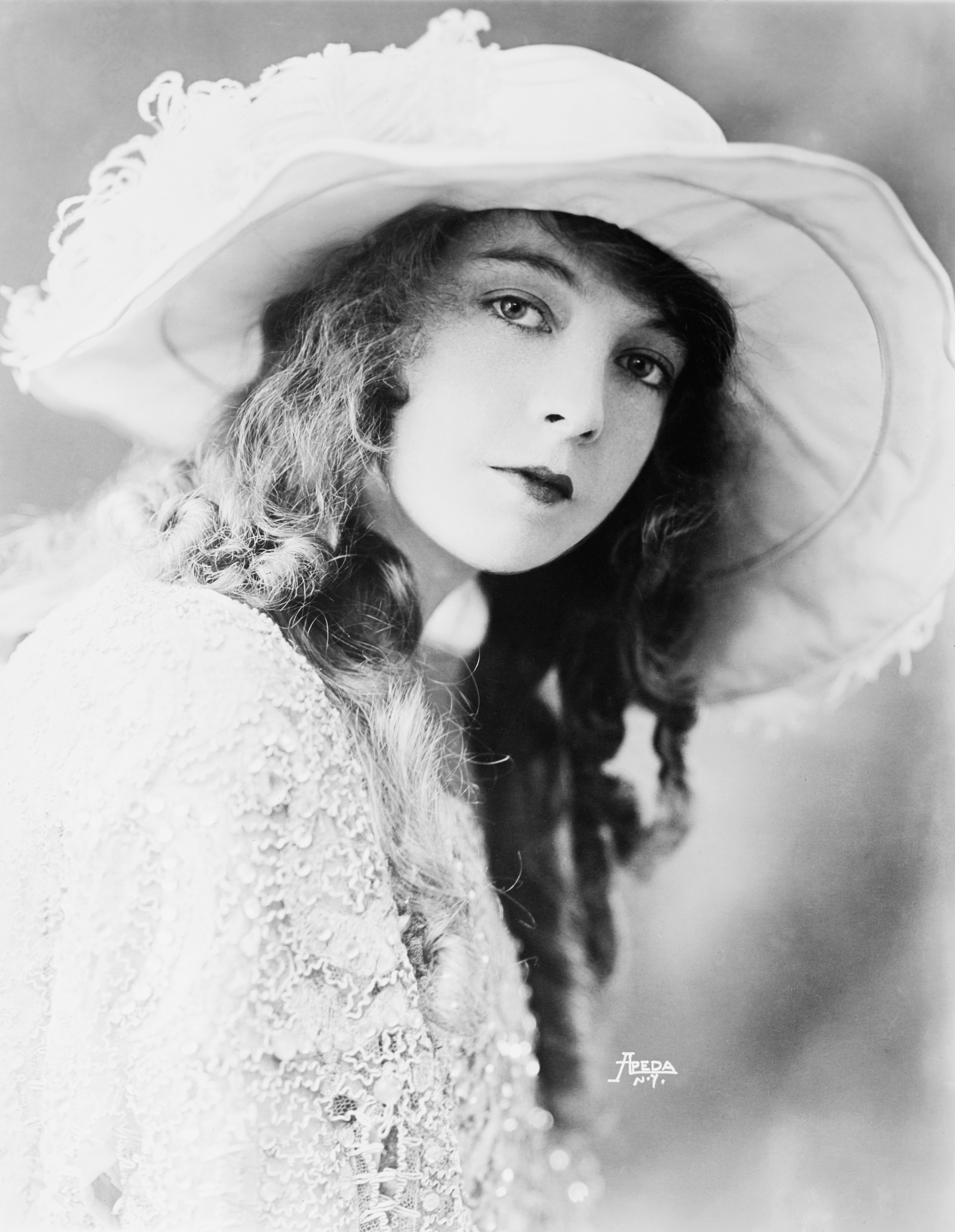 Lillian Gish photo