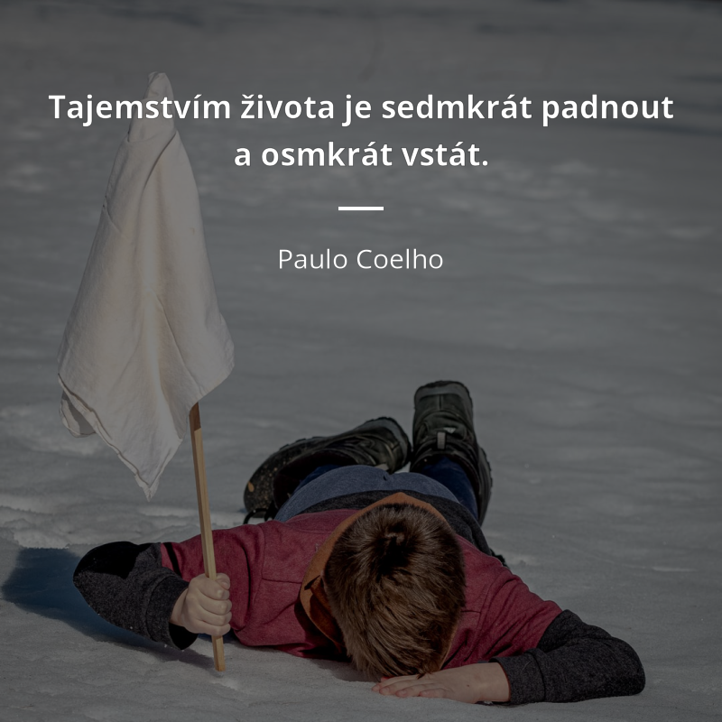 Paulo Coelho frase: „Tajemstvím života je sedmkrát padnout a osmkrát vstát.“