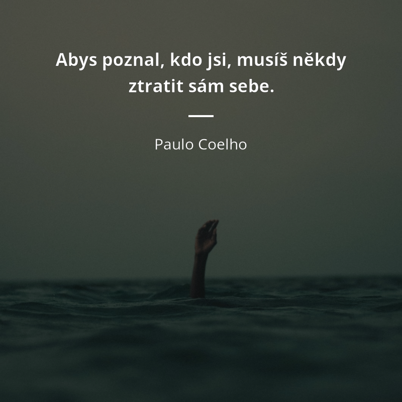 Paulo Coelho frase: „Abys poznal, kdo jsi, musíš někdy ztratit sám sebe.“
