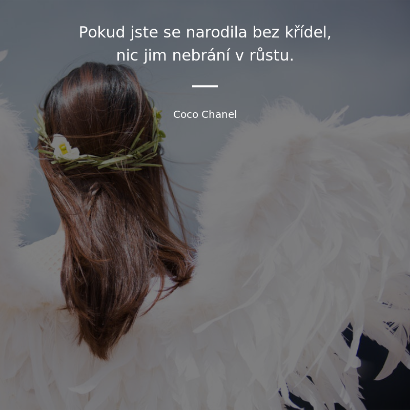 Coco Chanel frase: „Pokud jste se narodila bez křídel, nic jim nebrání v růstu.“