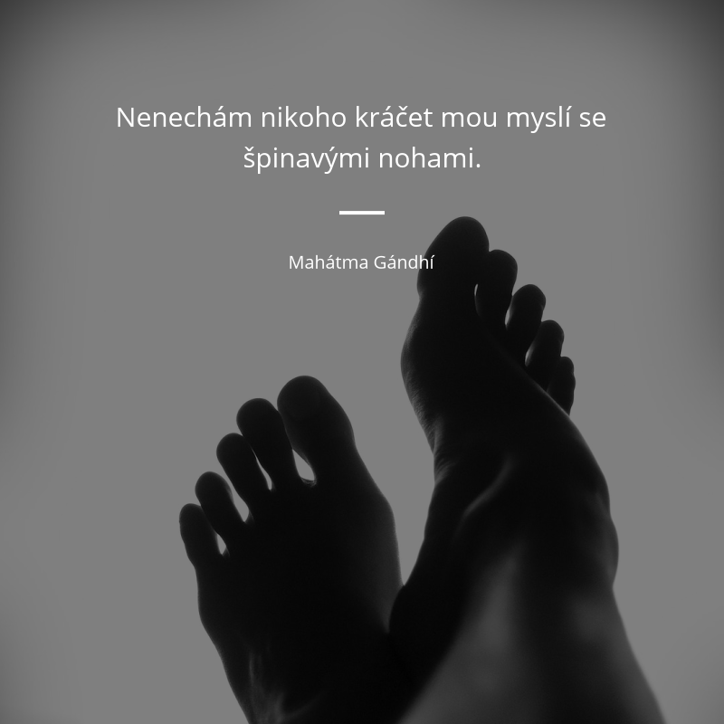 Mahátma Gándhí frase: „Nenechám nikoho kráčet mou myslí se špinavými nohama.“