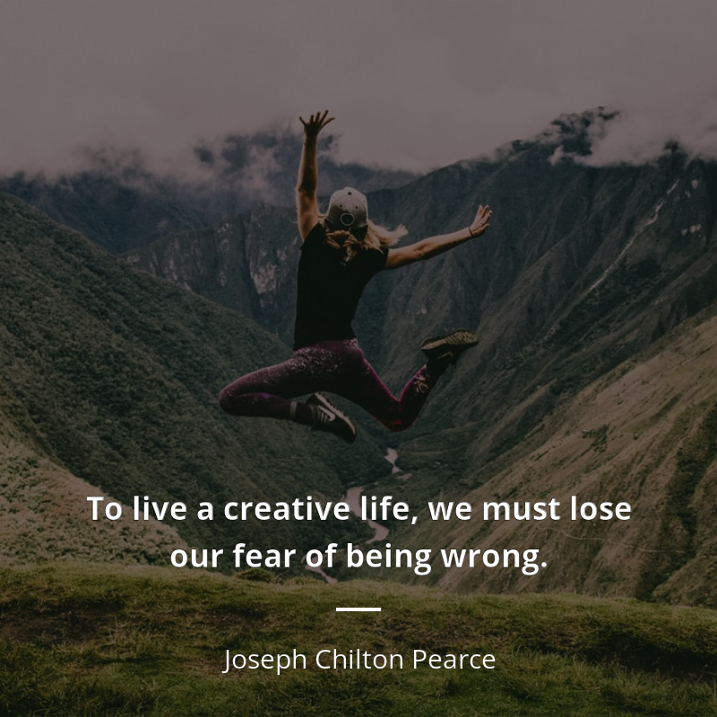 Joseph Chilton Pearce frase: “To live a creative life, we must lose our fear of being wrong.”